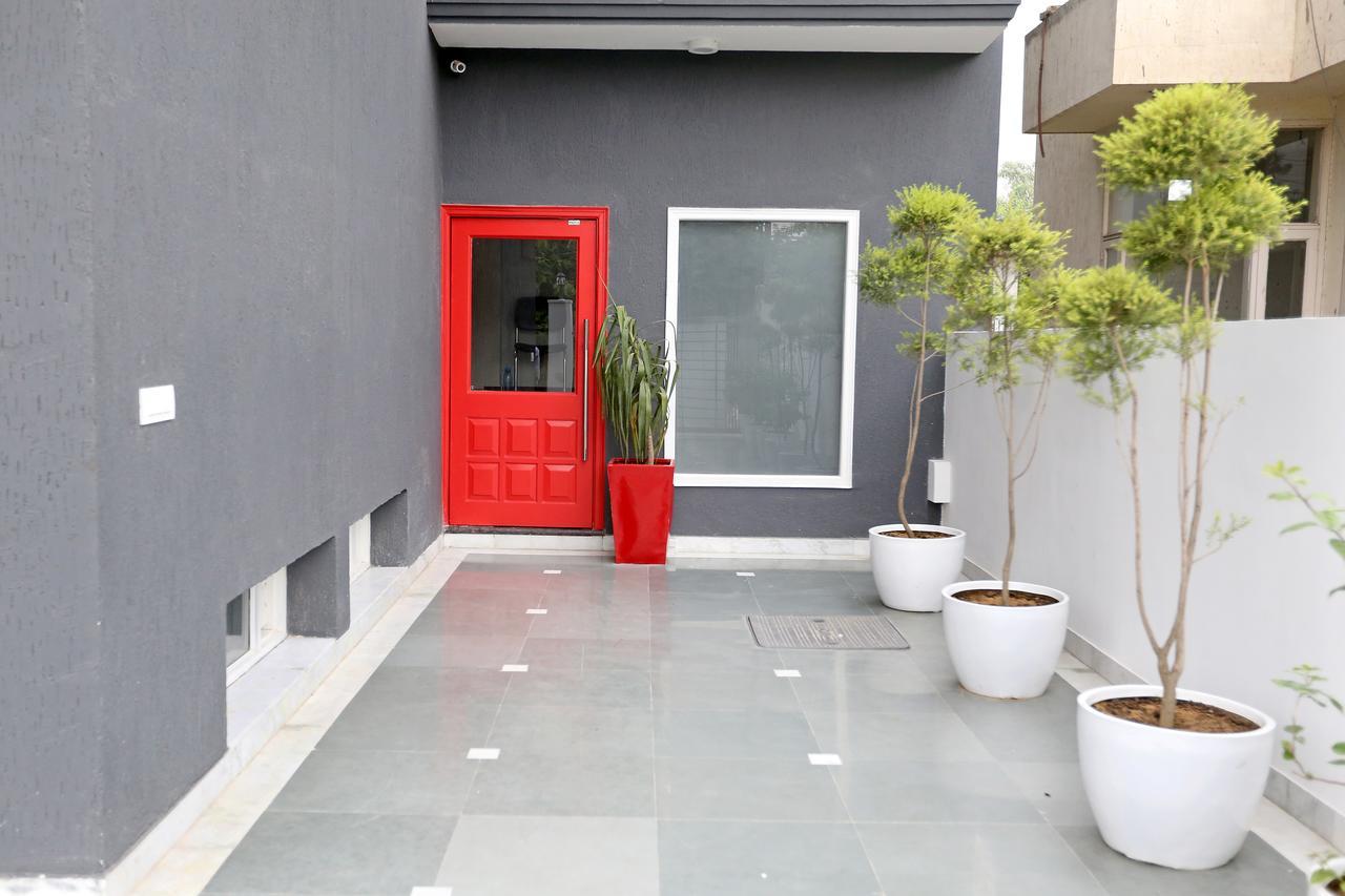 Oyo Townhouse 018 Medanta Otel Gurgaon Dış mekan fotoğraf